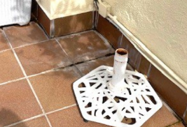 Detalle de fisura en el pavimento junto al encuentro con la fachada