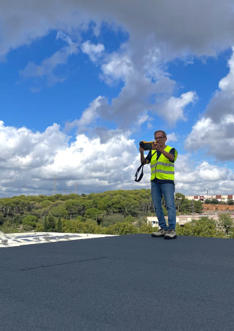 Visita técnica de obra en cubierta durante el seguimiento de ejecución