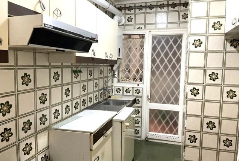 Cocina antigua alicatada con azulejos decorados antes de la reforma
