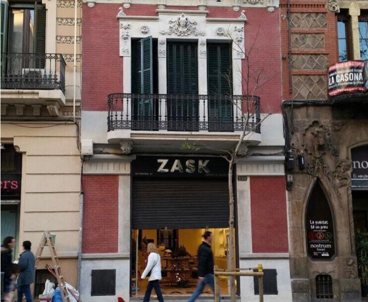 Fachada modernista de la casa Monsech en Sants tras la rehabilitación