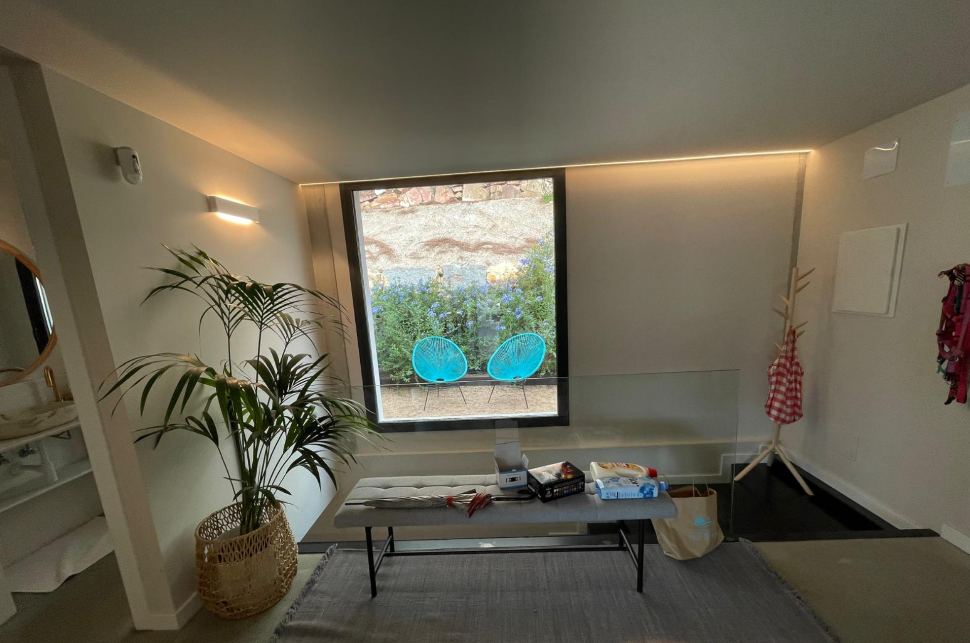 Estancia interior con ventanal al jardín