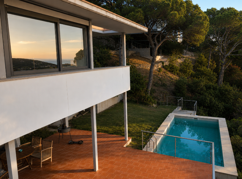 Terraza con pérgola, piscina y vistas al mar y al entorno natural