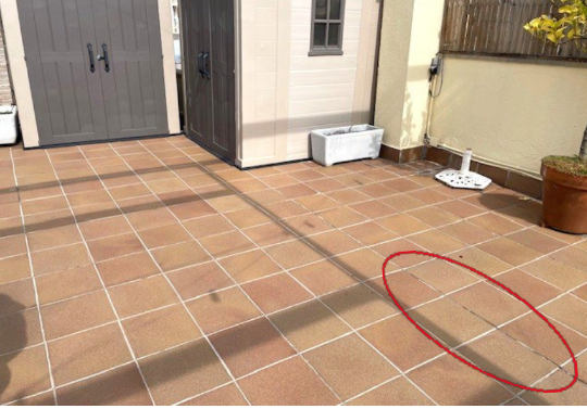 Fisura documentada en el pavimento de una terraza durante una inspección pericial