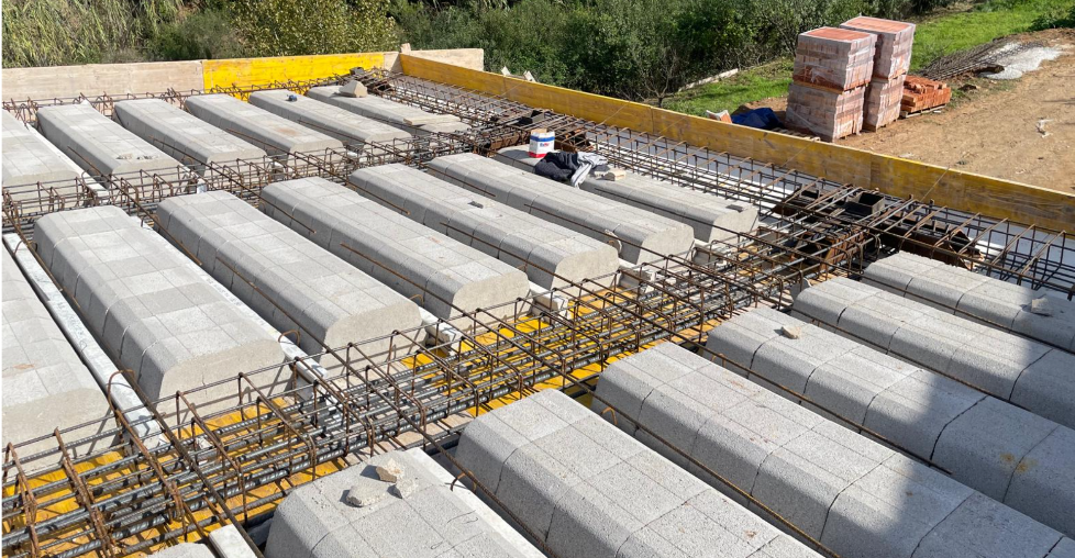Forjado unidireccional con viguetas y armado antes del hormigonado