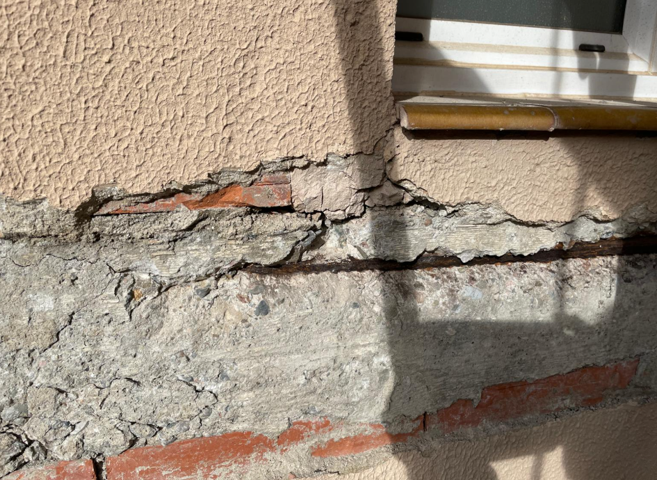 Detalle del frente de forjado con desprendimiento del revestimiento y armadura oxidada