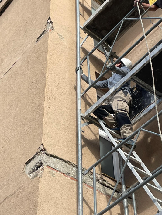 Repicado del frente de forjado de la fachada desde el andamio
